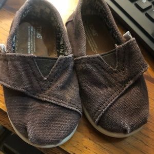 Tom’s childs Tom’s. Size T5